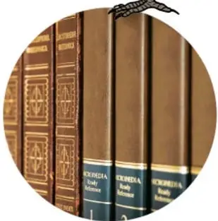 Fotografía circular de lomos de varios volúmenes encuadernados de una enciclopedia física en estante.