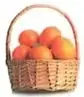 Ilustraciones de cajas con $30$ naranjas y canastas con una decena de naranjas para representar las cantidades de Carlos, Judith, Mario, Pilar y Julio.