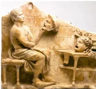 Escultura antigua de un artesano sentado trabajando junto a máscaras de teatro, ilustrando el origen etimológico de persōna.