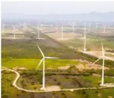 Parque eólico con múltiples aerogeneradores en campo abierto.