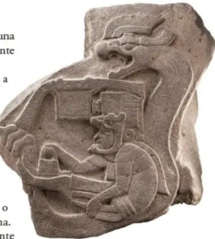 Relieve de piedra mesoamericano que representa una figura humana (posiblemente un gobernante o personaje de la élite) envuelta o flanqueada por una serpiente, al estilo del arte olmeca/chicano.