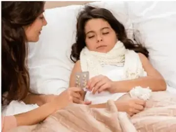 Niña enferma en la cama siendo atendida, ilustra problemas de salud.