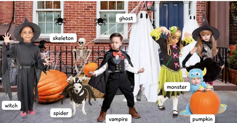 Fotografía de niños disfrazados de Halloween frente a una casa de ladrillos: brujas, vampiro, esqueleto, fantasmas, monstruo, arañas y calabazas.