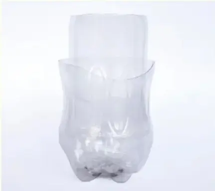 Botella de plástico transparente cortada, mostrando la parte superior e inferior separadas.