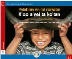Portada del libro 'Palabras en mi corazón / K'op a'yej ta ko'tan' con la fotografía de un niño tseltal sonriente sosteniendo un objeto.