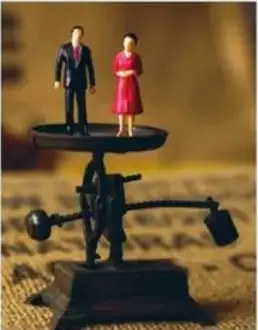 Figuras de hombre y mujer en una balanza equilibrada.