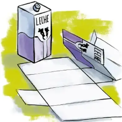 Caja de leche vacía y pedazos de cartón desarmados.