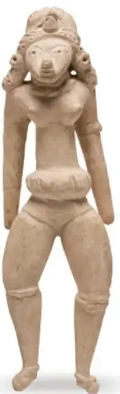 Fotografía de una escultura huasteca de barro: figura femenina de pie, con tocado, brazos extendidos y adornos en brazos y piernas.