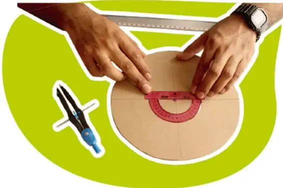 Manos usando transportador y regla sobre un semicírculo de cartón para marcar grados.