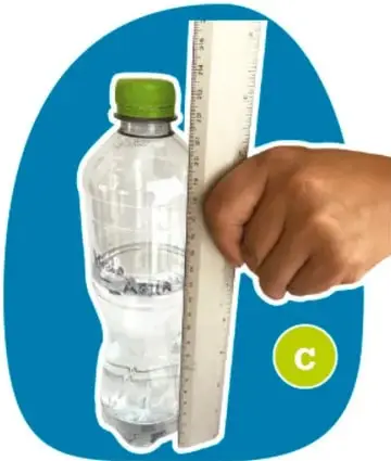 Botella tapada inclinada, expuesta al sol, con el agua en la base.