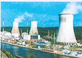 Fotografía de una central nuclear con torres de enfriamiento.