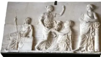 Relieve en mármol o piedra de estilo griego clásico que muestra a deidades sentadas y de pie en escena familiar, posiblemente representando a los dioses olímpicos o titanes.