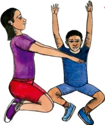 Ilustración en acuarela de una maestra arrodillada con playera morada y short rojo que ayuda a un niño con ropa azul a estirar los brazos hacia arriba como activación física. Crédito: Miguel Ángel Luna Vargas, MORELOS.