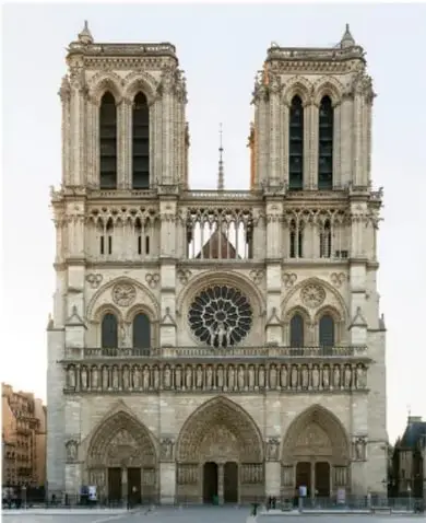 Fotografía de la fachada de la catedral de Notre Dame de París, con sus dos torres, rosetón y portadas góticas; se relaciona con la novela Nuestra Señora de París.