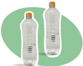 Dos botellas de plástico con agua y tapón naranja, listas para numerarse.
