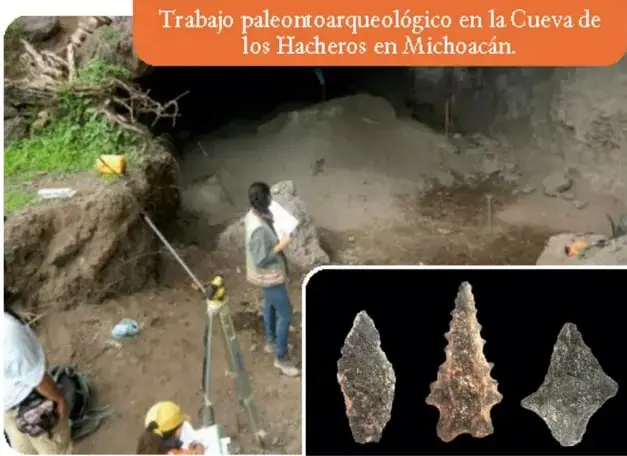 Excavación paleoarqueológica en la Cueva de los Hacheros, Michoacán; se observa a una persona trabajando con herramienta y otra en primer plano.