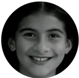 Fotografía de una niña sonriente.