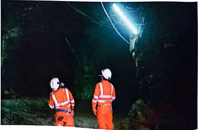 Mineros con equipos de protección dentro de una cueva.