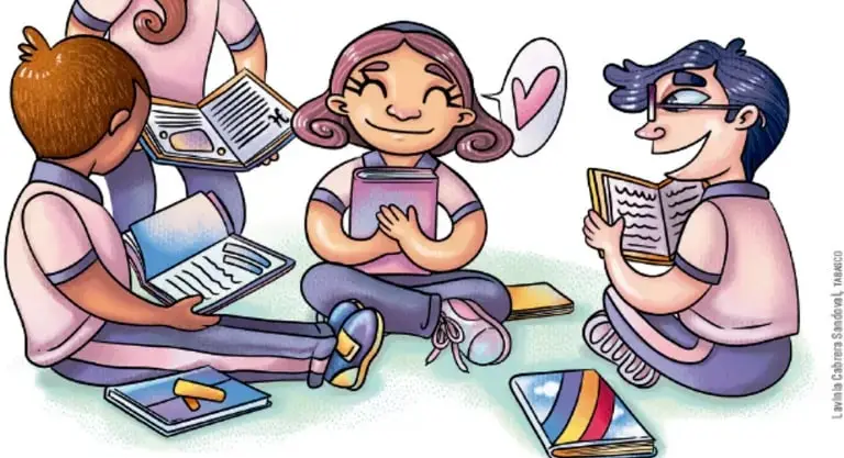 Cuatro estudiantes sentados en el piso formando un círculo, con libros y cuadernos; uno sostiene un libro abierto, otro tiene un globo de pensamiento con un corazón y todos parecen conversar animadamente.