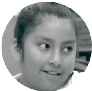 Fotografía circular de una estudiante sonriente que observa hacia un lado.