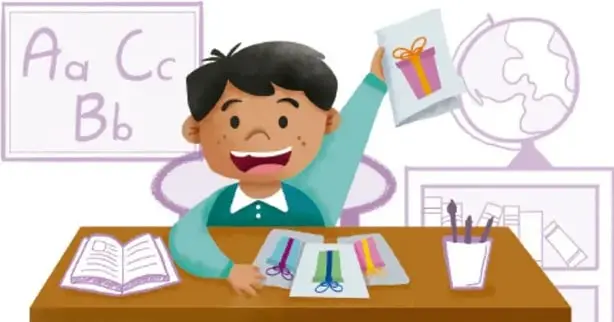 Niño sentado en un pupitre levantando la mano y sosteniendo una invitación con un regalo; sobre el pupitre hay cuadernos, colores y un lápiz; al fondo un pizarrón con las letras Aa, Cc, Bb y un globo terráqueo.