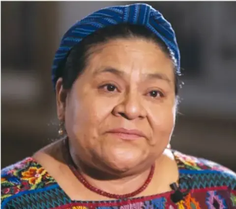 Retrato de Rigoberta Menchú con traje tradicional maya.
