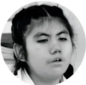 Retrato en blanco y negro de una niña con expresión pensativa, mirando hacia un lado.