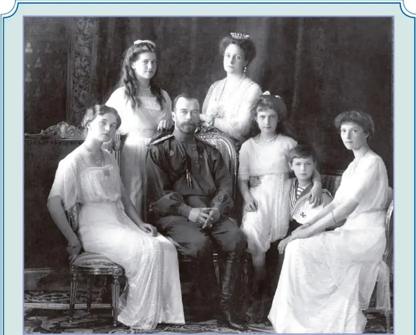 Fotografía en blanco y negro de la familia Romanov: el zar Nicolás II, la zarina Alejandra y sus cinco hijos, posando en un interior palaciego.