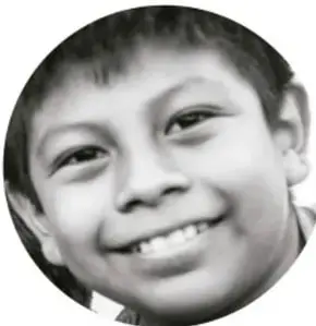 Retrato en blanco y negro de un niño sonriente.