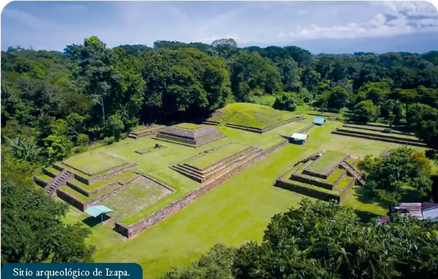 Fotografía aérea del sitio arqueológico de Izapa, con estructuras piramidales y plazas rodeadas de vegetación.