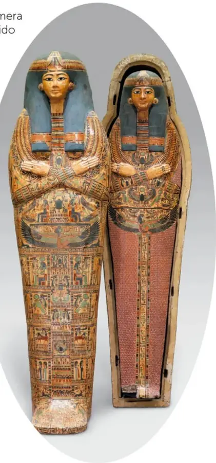 Fotografía de dos sarcófagos egipcios antiguos: uno cerrado con la figura pintada de la persona (rostro dorado, tocado azul) y otro abierto que muestra el interior rojizo con jeroglíficos y decoración.