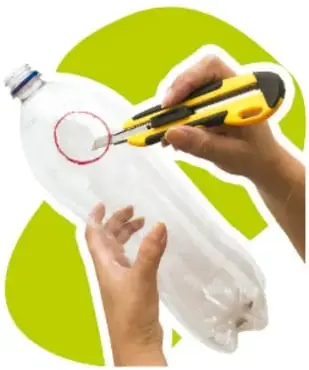Manos sujetan una botella de plástico transparente y un marcador rojo traza un círculo sobre la parte cóncava (paso 1).