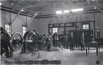Fotografía histórica de las turbinas de la planta hidroeléctrica municipal de Cuenca en 1918.
