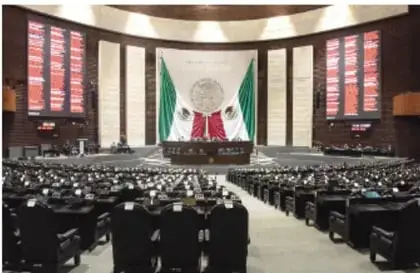 Interior del pleno de la Cámara de Diputados de México concurrido, con banderas nacionales.