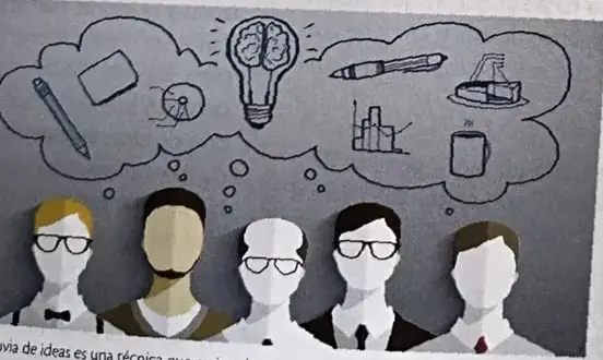 Ilustración de varias personas pensando y compartiendo ideas representadas con dibujos dentro de una nube.