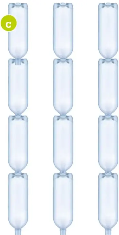 Tres cadenas de botellas de plástico sin contenedor, marcadas con la letra c, que representan las estructuras que se deben armar dos veces más.