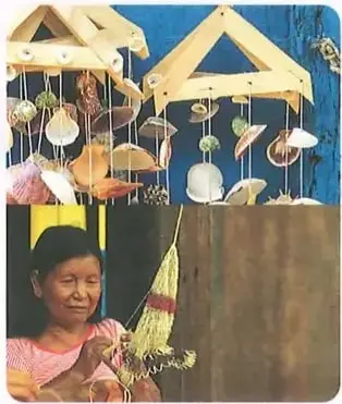Artesanías ecuatorianas: una persona elabora objetos decorativos con conchas y se mencionan canastas tejidas con chambira.