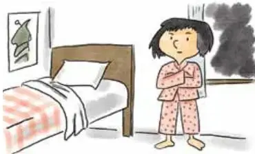 Niña de pie junto a su cama, despierta, en pijama.