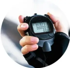 Cronómetro digital sostenido en la mano mostrando 00:00 00.