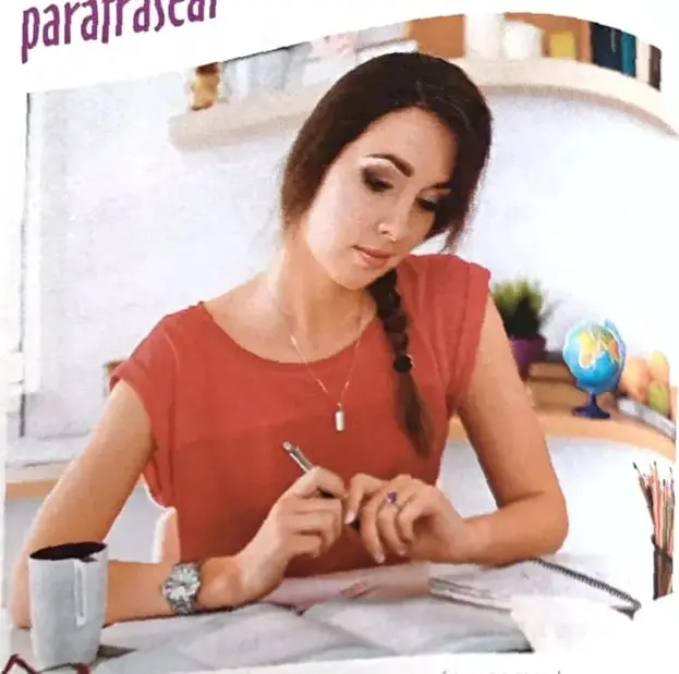 Una mujer escribe en un cuaderno, como representación de la lectura y el parafraseo.