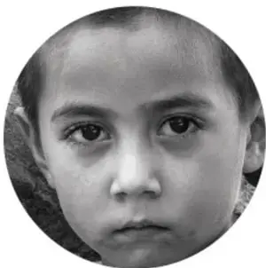 Fotografía en blanco y negro de un rostro infantil en círculo, junto a un recuadro de texto sobre el cuidado de los recursos naturales.