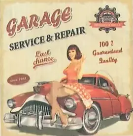 Anuncio publicitario antiguo que utiliza el cuerpo de una mujer para promocionar un servicio de reparación de automóviles. El pie de imagen lo presenta como un ejemplo de cosificación y violencia sexual.