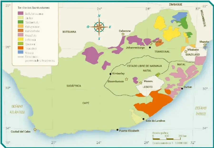 Mapa de Sudáfrica que muestra la división tribal en los diferentes bantustanes, con leyenda de colores para cada territorio y escala gráfica.