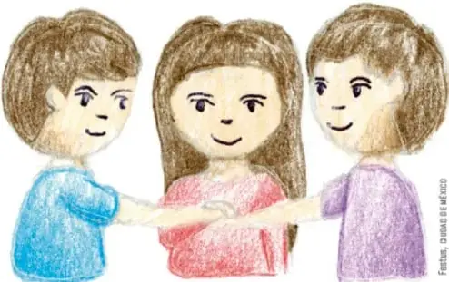 Tres estudiantes de pie, tomados de las manos, sonriendo; representan el trabajo en equipo y la convivencia.