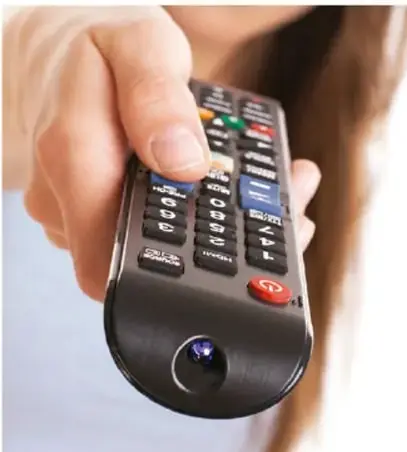 Mano sosteniendo un control remoto de televisor, ejemplo de dispositivo que emite luz infrarroja.