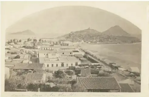 Fotografía antigua en sepia de una comunidad con montañas al fondo, usada como ejemplo de objeto expuesto con etiqueta de año.