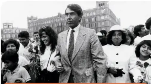 Fotografía de Cuauhtémoc Cárdenas caminando entre simpatizantes, con la leyenda: primer jefe de gobierno electo de la Ciudad de México, 1997.
