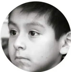 Retrato en blanco y negro de un niño con expresión pensativa.