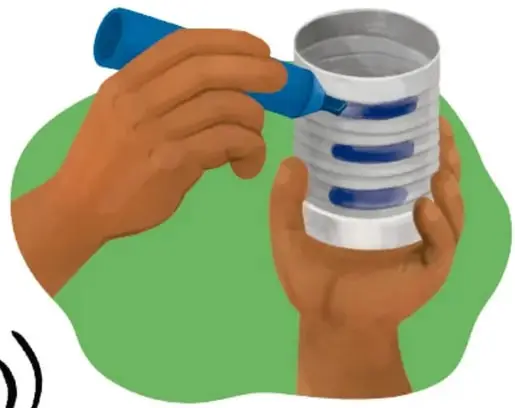 Manos sosteniendo una lata de aluminio mientras un plumón azul marca tres líneas horizontales a lo largo de su superficie.