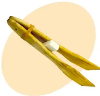 Par de palas de madera unidas con una liga y una goma de borrar en el centro.